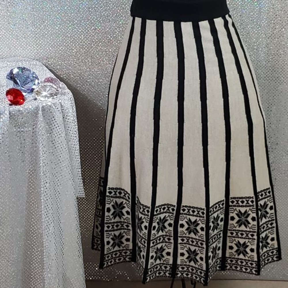 Black and White Dakota Star Pattern Skirt